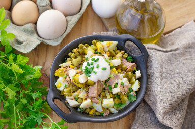 Fish,Salad,With,Canned,Tuna,,Pickles,,Green,Peas,And,Eggs