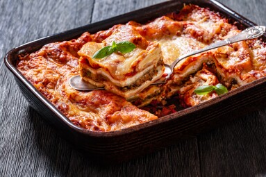 Lasagna,With,Ricotta,Cheese,,Ground,Beef,,Mushrooms,,And,Tomato,Sauce