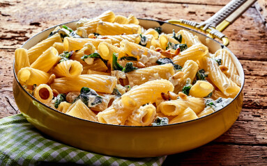 Delicious,Italian,Ricotta,Pasta,Appetizer,With,Fresh,Spinach,And,Cheese
