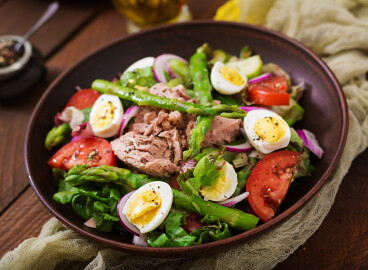 Salad,With,Tuna,,Tomatoes,,Asparagus,And,Onion.,Salad,Nicoise