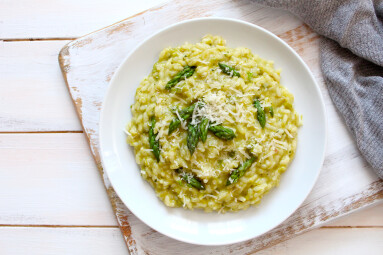 Italian,Risotto,With,Spring,Asparagus,And,Parmesan,Cheese,In,Plate