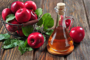 Apple,Cider,Vinegar,In,Glass,Bottle,And,Basket,With,Fresh