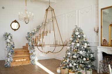 White,Room,Interior,Decorated,For,Christmas,With,New,Year,Tree