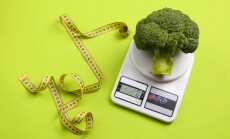 Kitchen,Scales,With,Broccoli,And,Measure,Tape,On,A,Green