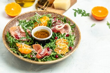 Plate,Of,Arugula,Salad,With,Mandarins,,Prosciutto,Jamon,And,Parmesan