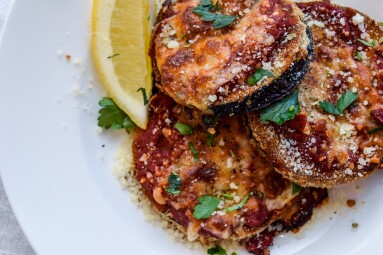 This,Close-up,Photo,Showcases,A,Round,Serving,Of,Eggplant,Parmesan