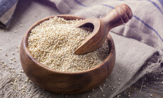 White,Quinoa,Seeds,On,A,Wooden,Background