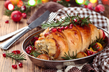 Stuffed,Turkey,Breast,With,Baked,Vegetables,And,Spices,Against,Holiday