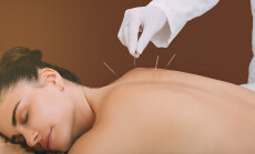 Acupunturist,Hand,With,Acupuncture,Needle.,Acupuncture,Treatment,Of,Chronic,Back