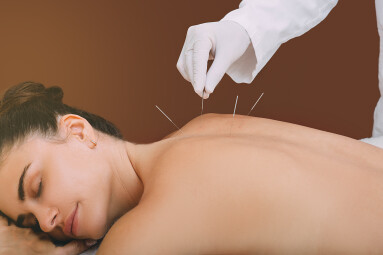 Acupunturist,Hand,With,Acupuncture,Needle.,Acupuncture,Treatment,Of,Chronic,Back