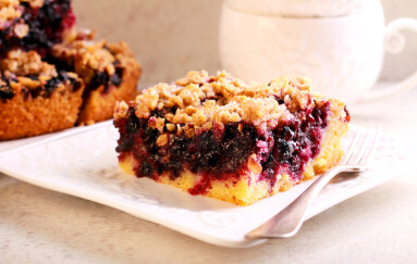 Black,Currant,And,Blueberry,Crumble,Slice,Bar,On,Plate