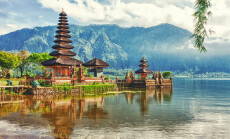 Pura,Ulun,Danu,Temple,On,A,Lake,Beratan.,Bali