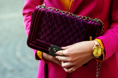 Fashion,Details:,Velvet,Violet,Quilted,Bag,In,Hands,Of,Elegant