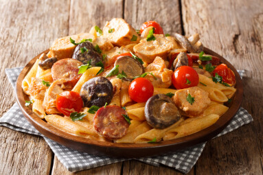 Hot,Spicy,Penne,Pasta,With,Fried,Chicken,,Wild,Mushrooms,,Smoked