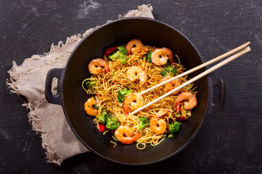Stir,Fried,Noodles,With,Shrimps,And,Vegetables,In,A,Wok