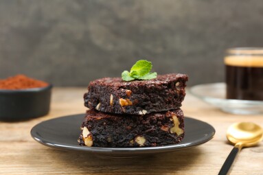 Delicious,Brownies,With,Nuts,And,Mint,On,Wooden,Table
