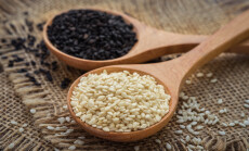 White,Sesame,And,Black,Sesame,Seed,On,Wooden,Spoon