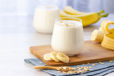 Vegan,Banana,And,Oatmeal,Smoothie,In,Glass,Jar,On,The
