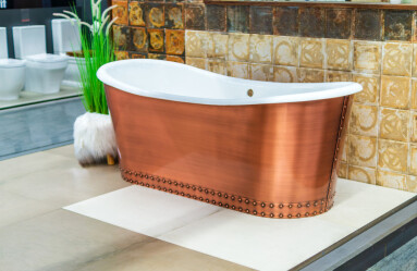 New,Copper,Bathtub,At,The,Exhibition,For,Display,Near,Green