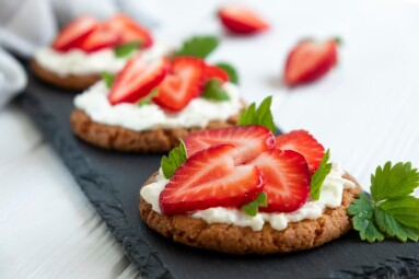 Healthy,Toast,With,Strawberry,,Cream,Cheese,And,Mint,Leaf.,Tasty