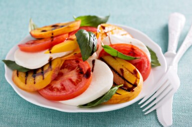 Grilled,Peach,Caprese,Salad,With,Mozzarella,And,Tomatoes