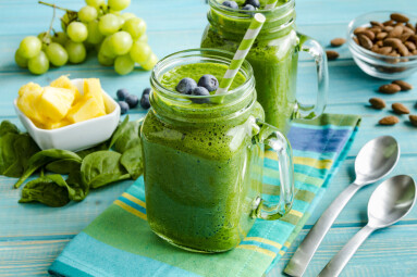 Mason,Jar,Mugs,Filled,With,Green,Spinach,And,Kale,Health