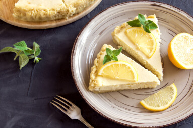 Pieces,Of,Delicious,Homemade,Lemon,Cheesecake,With,Slices,Of,Lemon