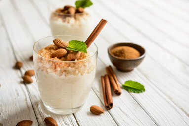 Creamy,Rice,Pudding,Topped,With,Cinnamon,And,Almond,Served,In