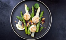 Traditional,Barbecue,Scallops,With,Green,And,White,Asparagus,Offered,As