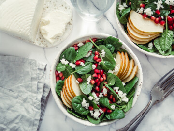 Fresh,Salad,With,Baby,Spinach,,Pear,,Pomegranate,And,Cottage,Cheese.