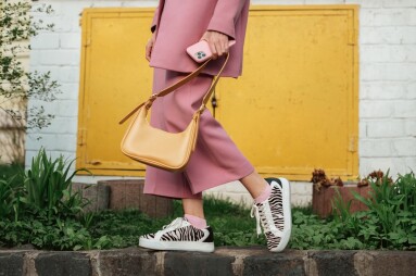 Street,Fashion,Elements:,Woman,Wearing,Trendy,Outfit,With,Pink,Suit,