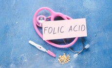 Stethoscope,,Text,Folic,Acid,And,Pills,On,Color,Background