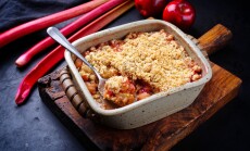 Traditional,English,Crumble,Cake,With,Rhubarb,And,Apple,With,Backed