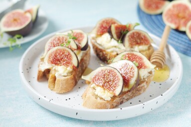 Sandwiches,With,Cottage,Cheese,,Honey,And,Figs