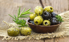 Black,And,Green,Olives,Marinated,With,Garlic,And,Fresh,Mediterranean