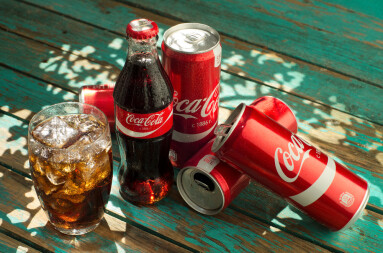 Minsk,,Belarus-august,26,,2016:,Glass,Of,Coca-cola,With,Ice,,Can