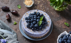 Round,Blueberry,Vegan,Cheesecake,With,Berries,On,A,Brown,Background