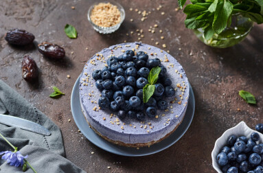 Round,Blueberry,Vegan,Cheesecake,With,Berries,On,A,Brown,Background