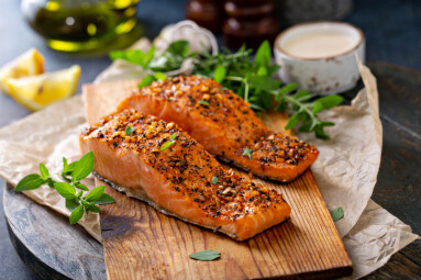 Cedar,Plank,Grilled,Or,Roasted,Salmon,With,Herbs,,Garlic,And