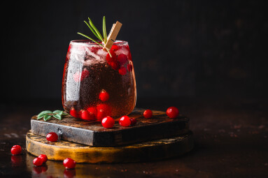 Cold,Season,Refreshing,Drink,-,Cranberry,And,Rosemary,Cocktail,With