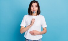Photo,Of,Young,Pretty,Funny,Lady,Hold,Metal,Spoon,In
