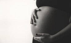 Capturing,The,Beauty,Of,Pregnancy,In,Black,And,White