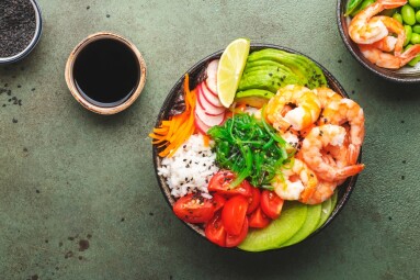 Poke,Bowl,With,Shrimp,,Avocado,,Radish,,Carrot,,Tomato,,Chuka,Seaweed