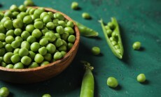 Bowl,With,Fresh,Green,Peas,On,Color,Background