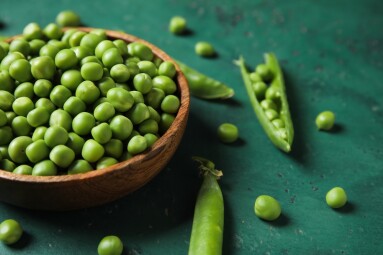 Bowl,With,Fresh,Green,Peas,On,Color,Background