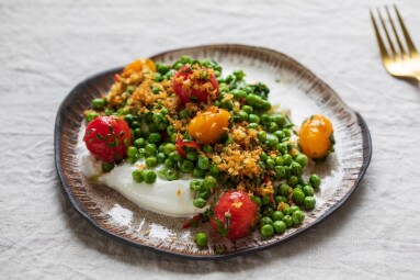 Burrata,Cheese,With,Grilled,Green,Peas,,Pickled,Tomatoes,And,Breadcrumbs