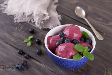 Blueberry,Ice,Cream,With,Fresh,Blueberries,And,Mint,On,A