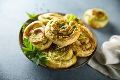 Puff,Pastry,Roll,With,Pesto,Sauce