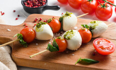 Talian,Food,-,Caprese,Salad,-,Skewer,With,Tomato,,Mozzarella