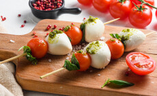 Talian,Food,-,Caprese,Salad,-,Skewer,With,Tomato,,Mozzarella